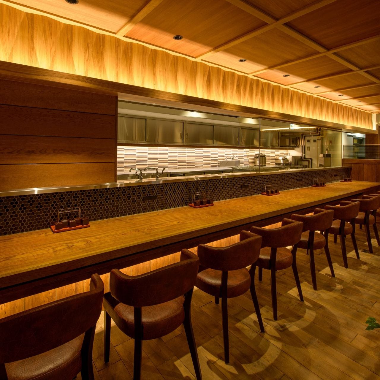 カウンター席が並ぶ牛たん 仙台牛 伊勢屋 牛たん通り店の店内