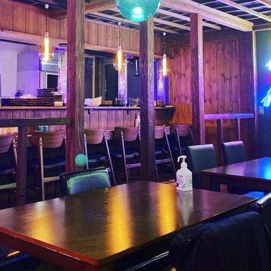 ネオ酒場 クラゲ_4名様テーブル×4・6名様テーブル×1