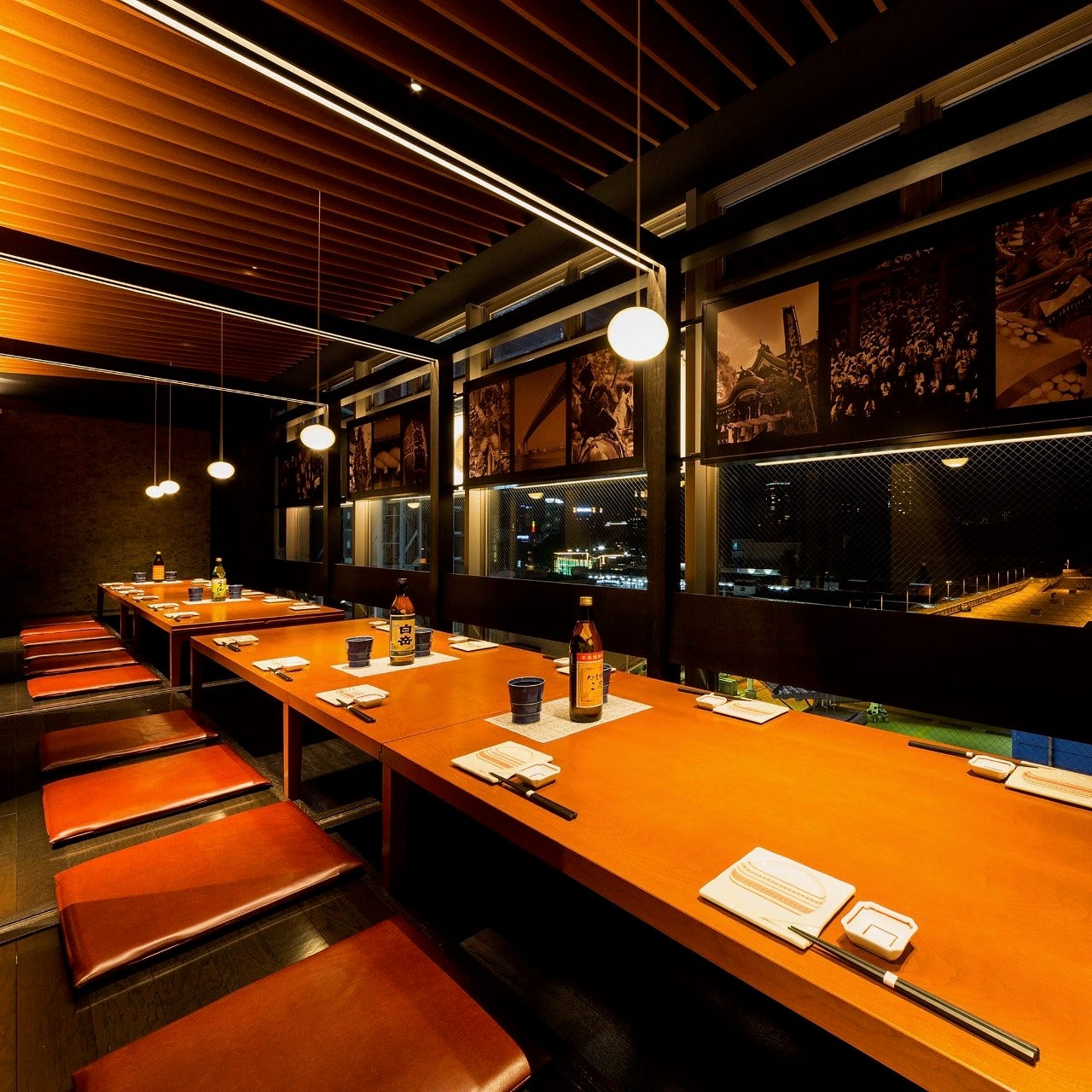 木のテーブルが並んだ一承の店内