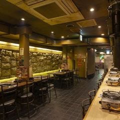 テーブル席やカウンター席あり
