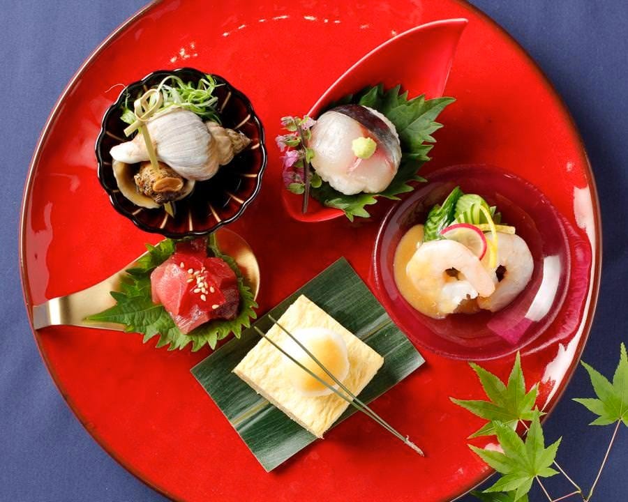 季節の海の幸や漁港直送鮮魚など
彩りも美しい日本料理の数々