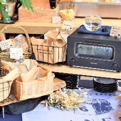 ランチタイムは パンも食べ放題！