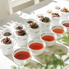 紅茶とソフトドリンクが 飲み放題のドリンクバー