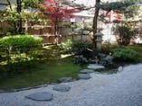 個室から眺める風情溢れる日本庭園