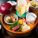 1日10食限定の『手桶膳』は、刺身、天ぷら、煮物などバラエティーに富んだ一品です