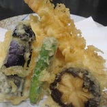 『天ぷら盛り合わせ』は、薄付の衣をまとうことで素材本来の美味しさを逃がしません