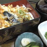 海老2本、キス、イカ、野菜などその時季によって天ぷらの内容が変わる『天重』