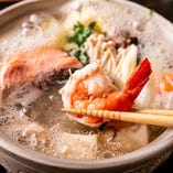 白身魚、えび、牡蠣などの魚介から出る出汁で美味しさ倍増！『寄せ鍋』