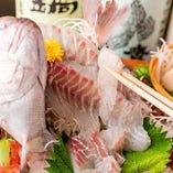 新鮮な鯛を使った『活け造り盛り込み』は、透き通るような身質とプリプリの食感が美味！