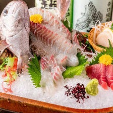 生け簀ですくった魚介をすぐに堪能！