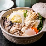 『牡蠣鍋』は、味噌仕立てのスープに牡蠣の美味しさが溢れ出し絶品！
