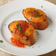 ズワイガニクリームのオープンサンド　イクラ添え