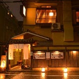 牛込神楽坂瓢箪坂の麓で灯篭の灯りに浮かび上がる一軒家隠れ家