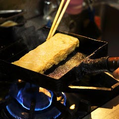 自慢の逸品！繊細な手作りで 出汁をたっぷり含んだ出し巻き卵