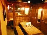 ☆昭和の屋外酒場をイメージした「どらねこ酒場」☆　　　中庭をイメージしたメインテーブル。その周りには半個室も有り！