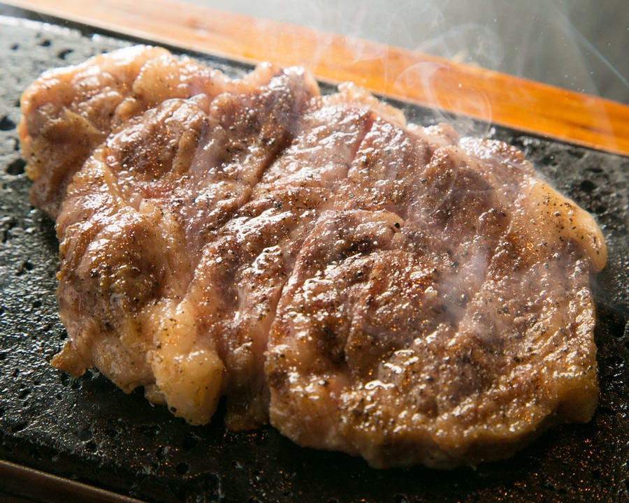 鉄板で焼かれている豚肉