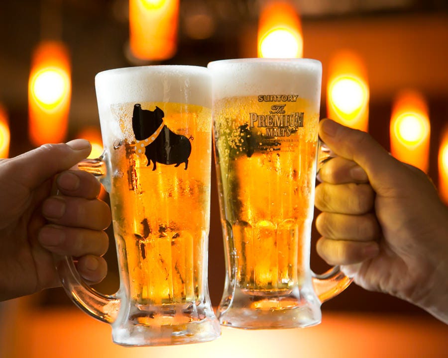 ビールグラスで乾杯している様子