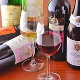 常にコスパの高いワインをご提案できるよう、数週間ごとに内容を更新し、グラスも種類豊富にラインナップ