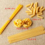 ディナーのパスタは麺を4種から選べる楽しさも魅力の1つ（スパゲティ / フェットチーネ / リングイネ / リガトーニ）