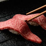 肉の最高峰と言われる黒毛和牛を使用した肉寿司です。