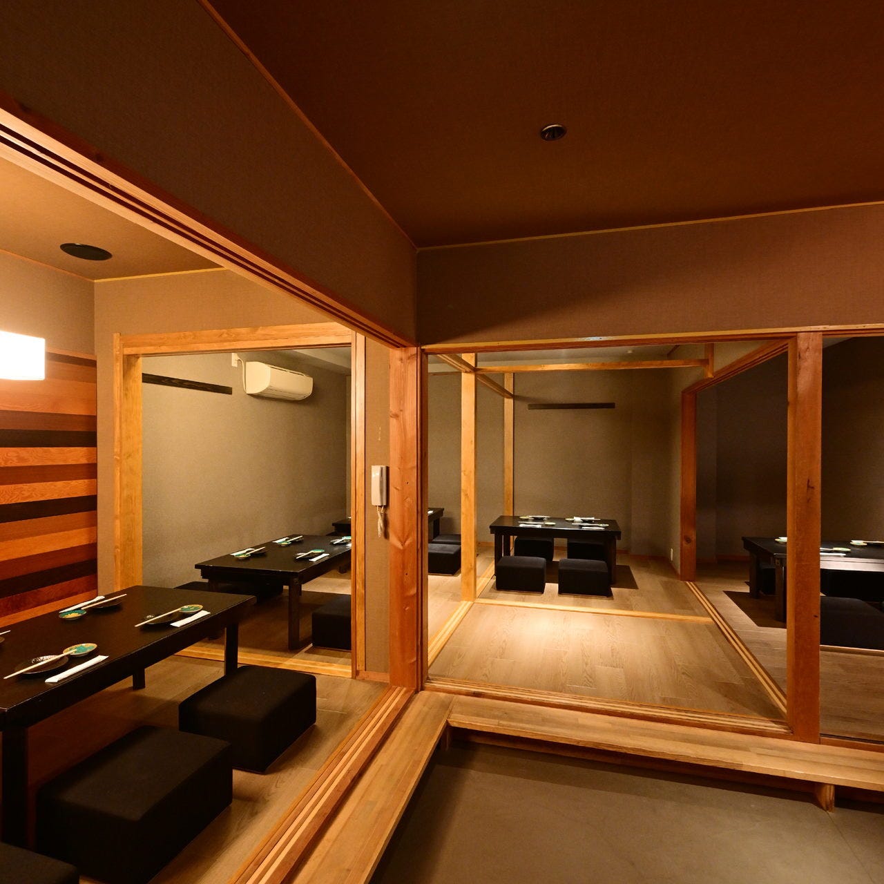 2階フロアは大小お座敷個室空間。襖を外すと30名様まで利用可能