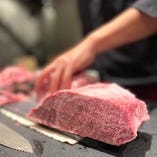 ベテランの肉職人がお肉を切り出します