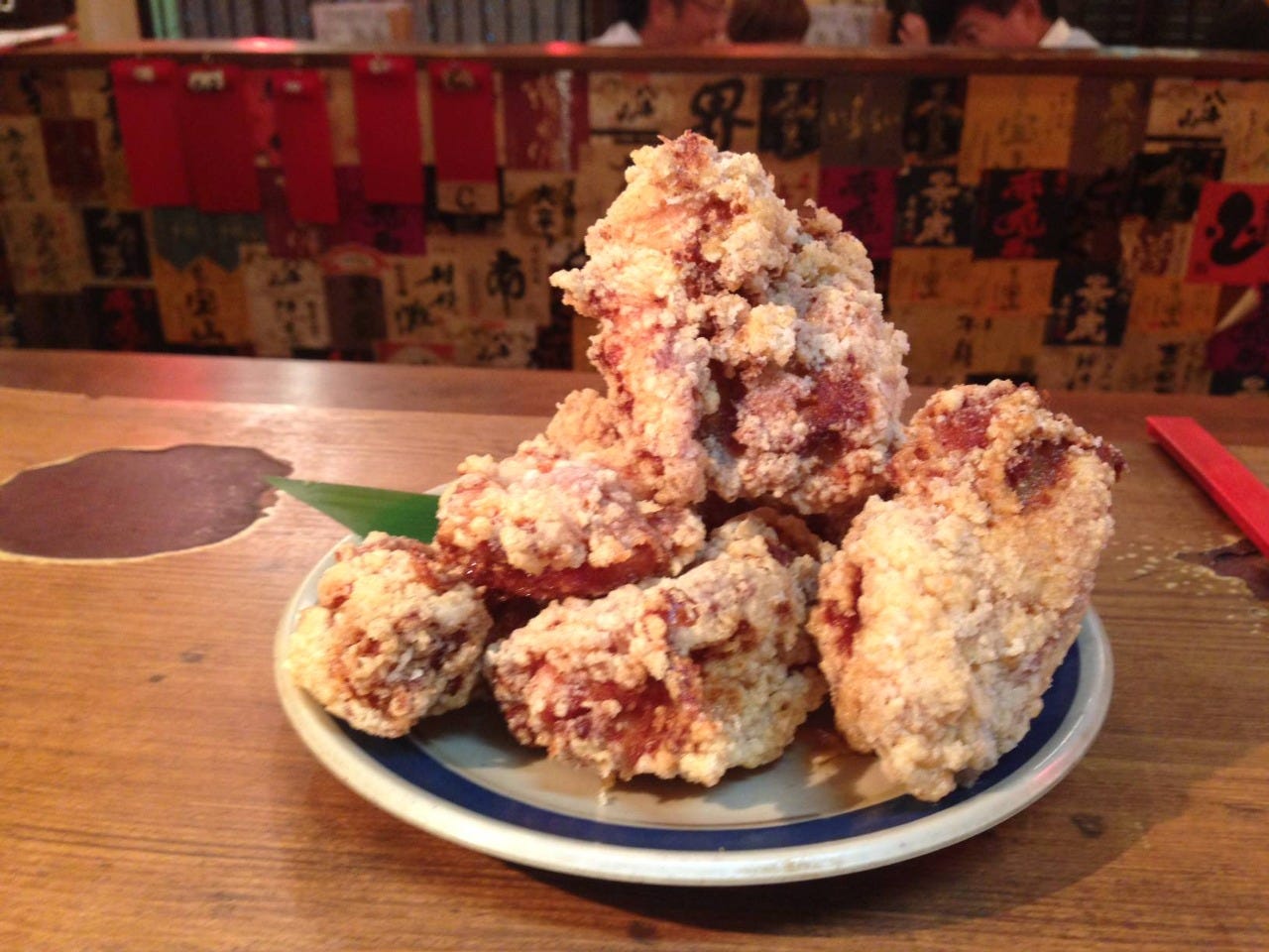 お皿に盛りつけられた唐揚げ