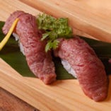 【肉寿司】
食べ応え抜群のとろける極上の肉寿司