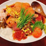〈名物料理〉海鮮ユッケ皿