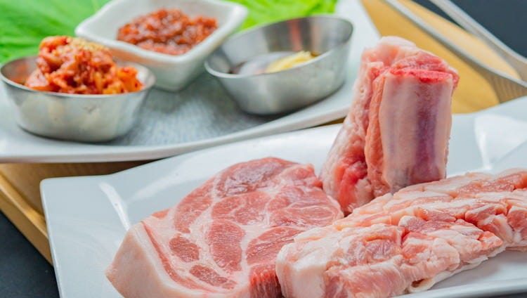 白いお皿に極厚の豚バラ肉が盛られている