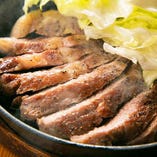 さつま芋などを食べて育った宮崎県のあじ豚。アミノ酸が含まれ味が良く、とってもコクがあります。旨みと食べ応えを感じてもらうために肉厚にカットしたジューシーな肩ロース肉を熱々の鉄板で仕上げます