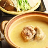 白醤油に柑橘果汁をプラス。上品な鳥取県産大山鶏の水炊き