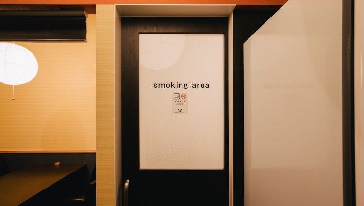 店内設置の快適な喫煙ルーム