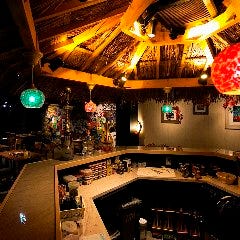 中央のカウンターではスタッフがシーシャについて丁寧にご案内を