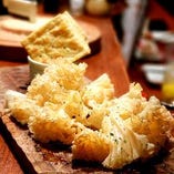くるくるノンノ(スイス産テテドモア)　花びらのような形に削る超濃厚チーズ！