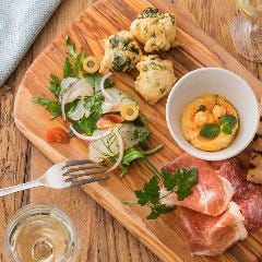 様々なイタリア前菜をワインと一緒にぜひ