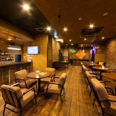 REALLY GOOD TACOS_解放感があるオシャレな雰囲気のテーブル席