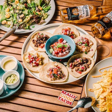 REALLY GOOD TACOS_タコス2枚＋ポテト＋サラダ＋ピクルス＋アルコール