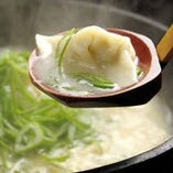 鶏白湯スープでセセリの軟骨入餃子をぐつぐつ煮込んだ人気の逸品