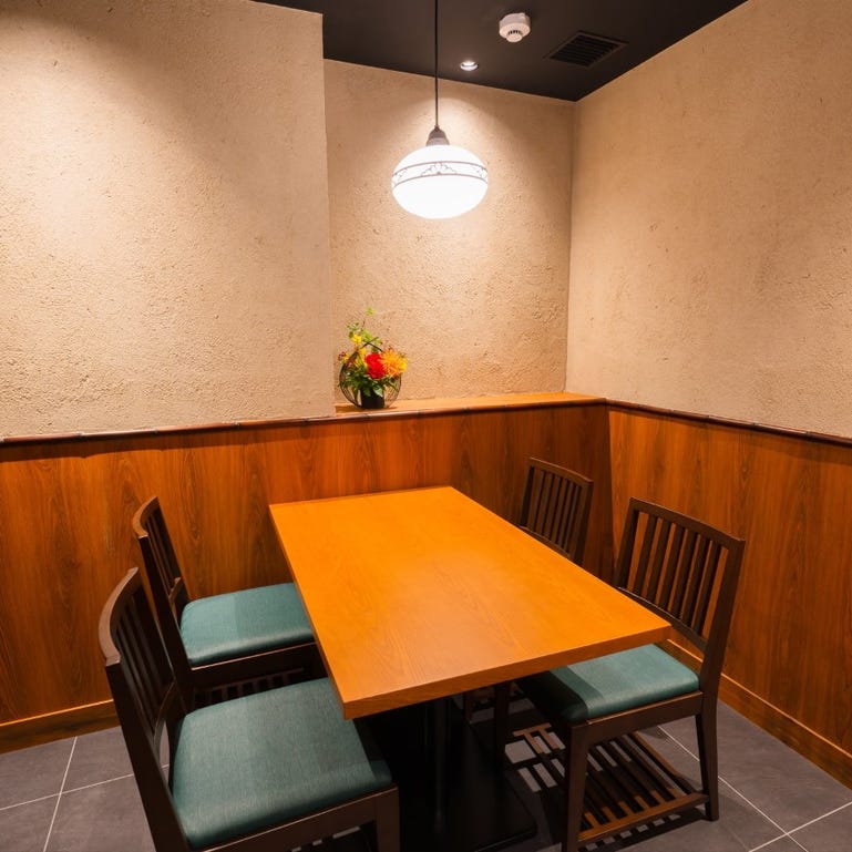 個室居酒屋 炉端と藁焼き こだわりもん一家 成田店_4名様でご利用できるテーブル席