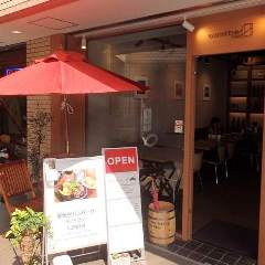 マンションの１Fに赤いパラソル。ここが　sandbar CAFE辻堂東海岸店です。
さぁどうぞ♪