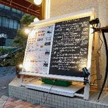 店頭にはランチメニューやディナーメニューが伝えやすく綺麗に表現されたオリジナルの看板を設置