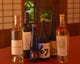 ワインや日本酒を中心に天ぷら料理に合う酒を多彩に取り揃える。