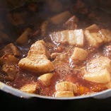 たっぷりの牛、豚、鶏と野菜を、煮込んでお作りするオリジナルのヤミツキソース