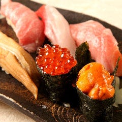 磨き上げた職人の技が光る握りの数々。旬の味をお楽しみください