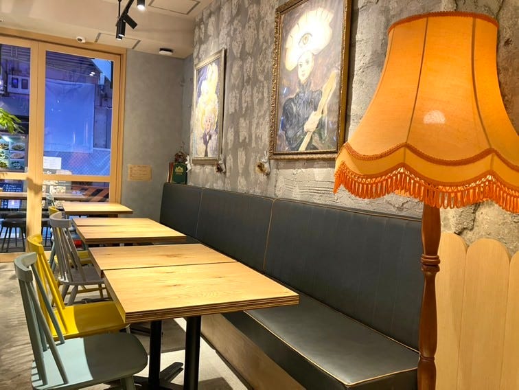 黒いソファー席とウッドテーブルとオレンジのランプ