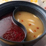 赤くて辛いスープと、白くて辛くないスープを1つの鍋で楽しめます