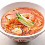 『シンガポールラクサ』は、ココナッツとエビの辛みそが効いたピリ辛スープ！