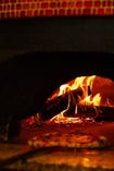 イタリアからお取り寄せ♪
本格薪窯で焼くピザは絶品☆