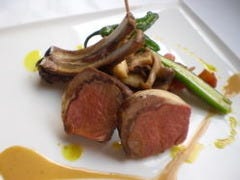 子羊のロースト軽いジューのソースとカレーオイル